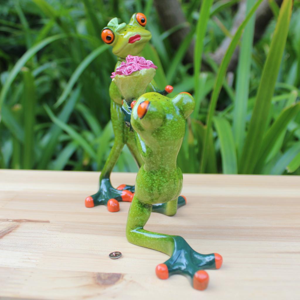 Frog Decoration Animal Resin Crafts Lay Flowers Figurines Kawaii Crafts Wedding Decoration Love Cute Couple Figurine