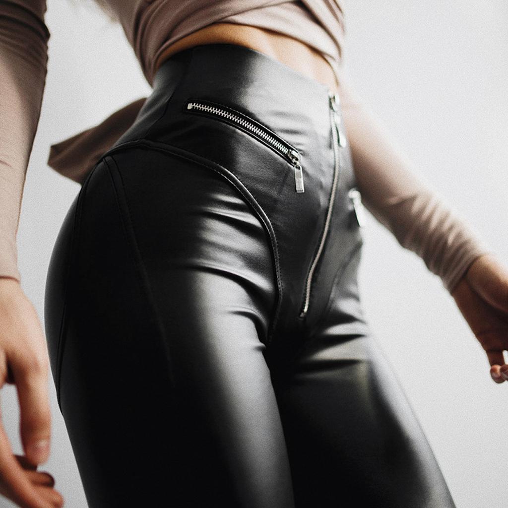calça legging com detalhe em couro